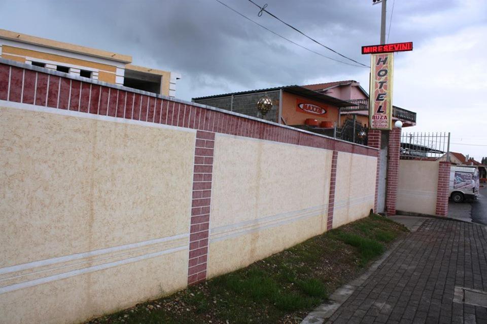 Hotel Buza New Shtoj Bagian luar foto